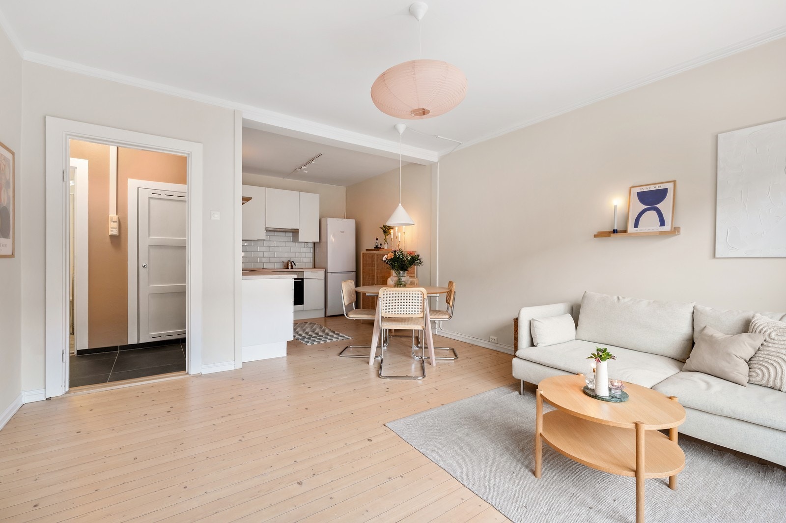 Stue med åpen kjøkkenløsning Galleribilde