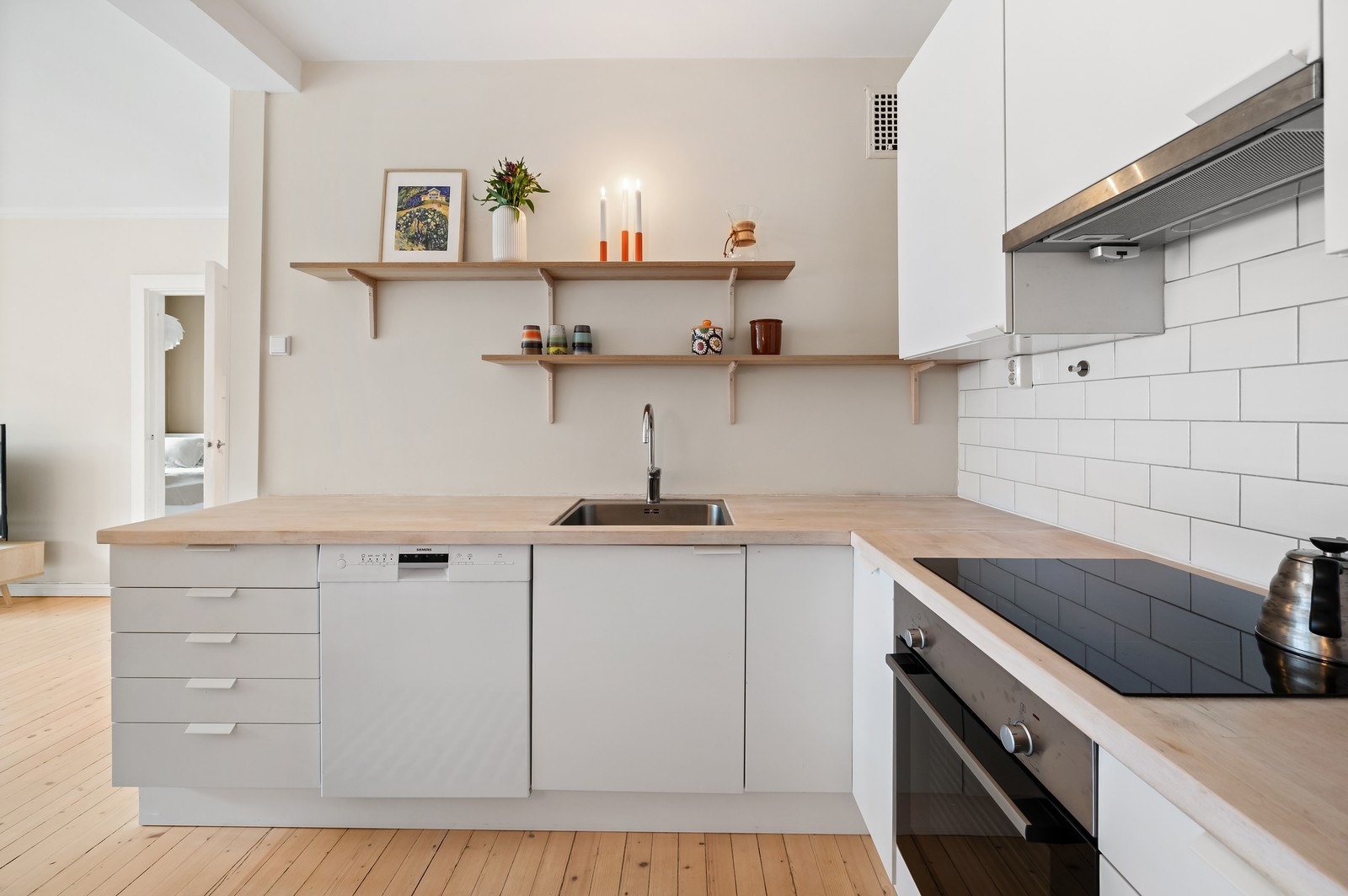 Kjøkken med hvitevarer Galleribilde