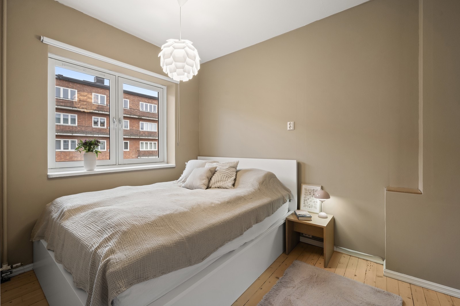 Soverom med plass til dobbeltseng Galleribilde