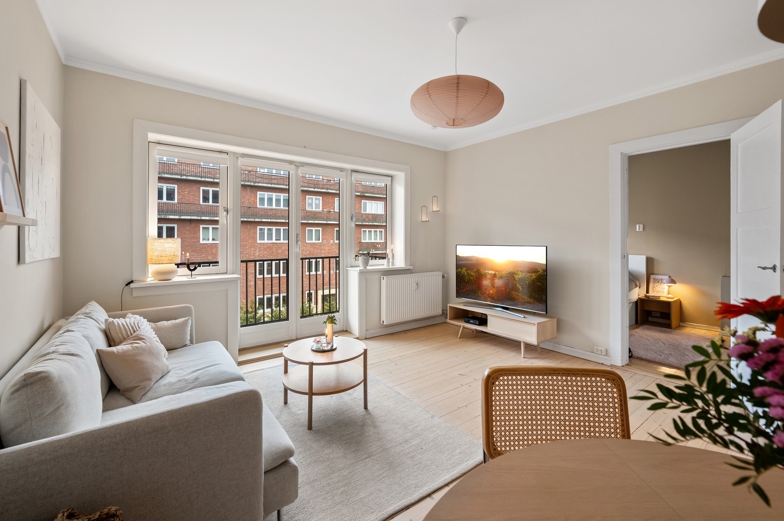 Romslig stue med utgang til balkong Galleribilde