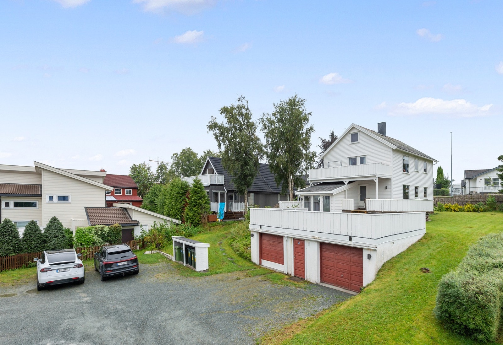 Johan Nygaardsvolds vei 18 a+b+c består av en hovedeiendom på ca 523m2 hvor det står en tomannsbolig, samt en fradelt tomt på 476m2 hvor garasjen står. Galleribilde