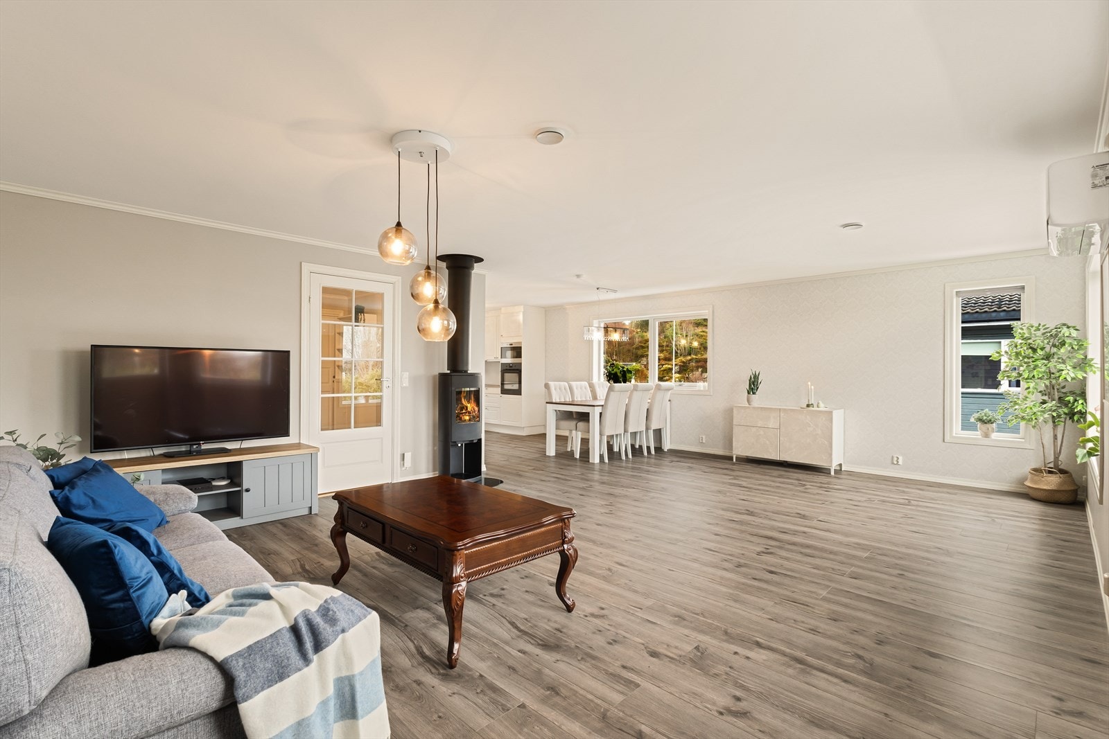 Her i 2. etasje ligger det store oppholdsrommet som består av stue, kjøkken og spisestue. Galleribilde