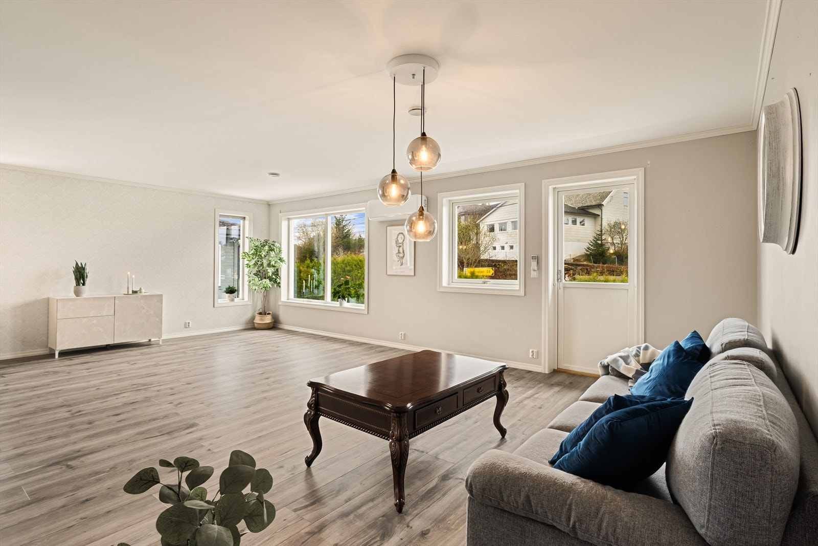 Stuen oppleves som lys og trivelig med store vindusflater og terrassedør med glassfelt som slipper inn mye naturlig lys. Galleribilde