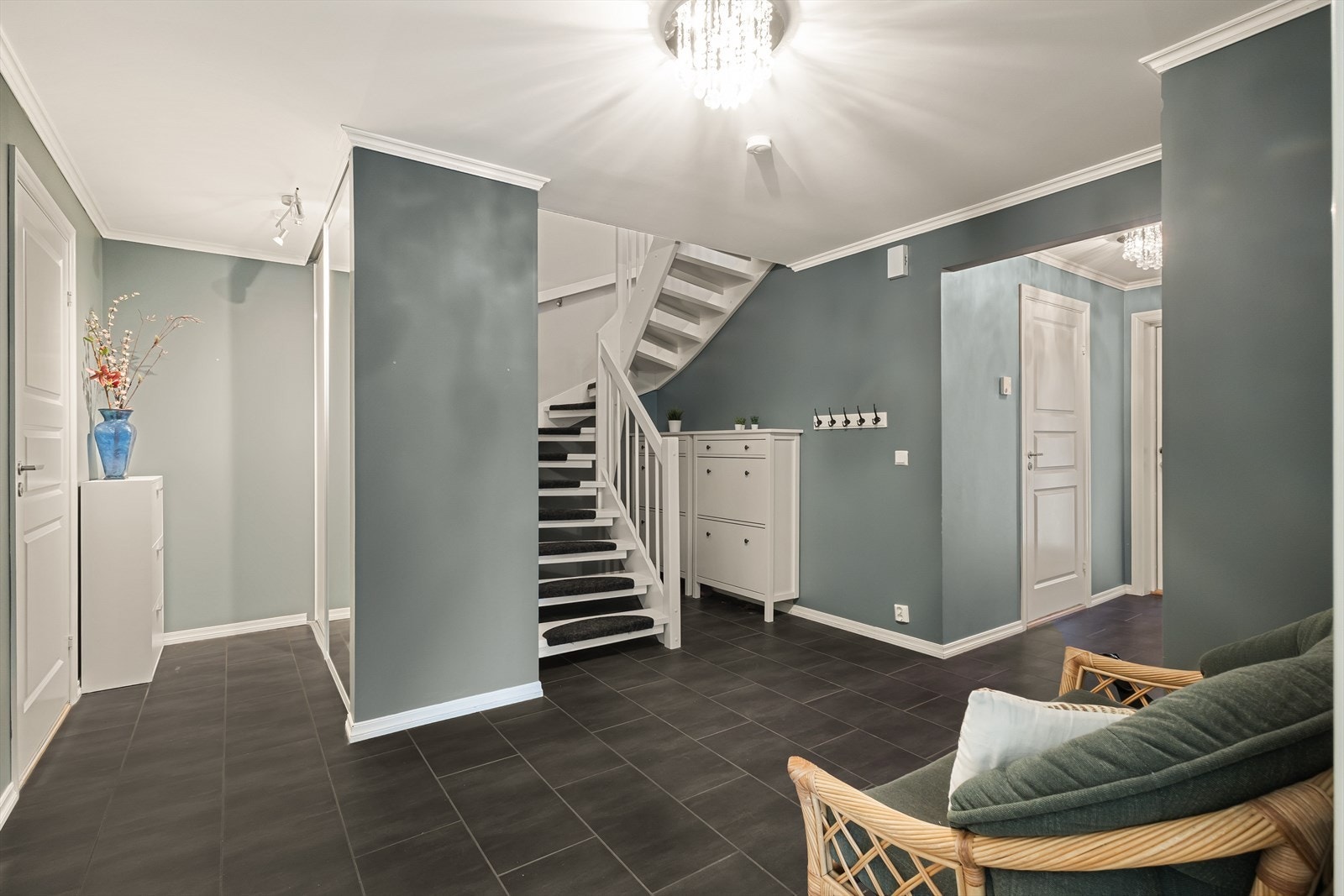 En åpen tretrapp i hvit utførelse leder ned til 1. etasje. Galleribilde