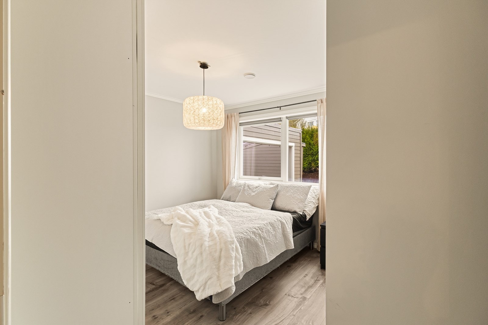 Det var opprinnelig tre soverom i etasjen, som siden er ombygget til fire soverom. Galleribilde