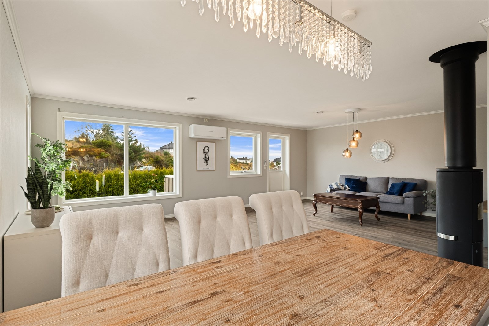 Boligen har god plass til spisestue, med plass til mange gjester. Galleribilde