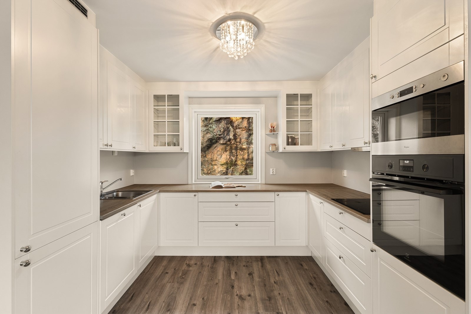 Her finner du en innredning fra Sigdal med lyse, profilerte fronter. Galleribilde