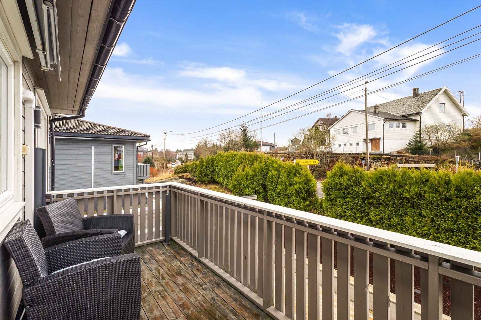 Sør-vestvendt altan på 6,1 m² med utgang fra stue/kjøkken. Galleribilde