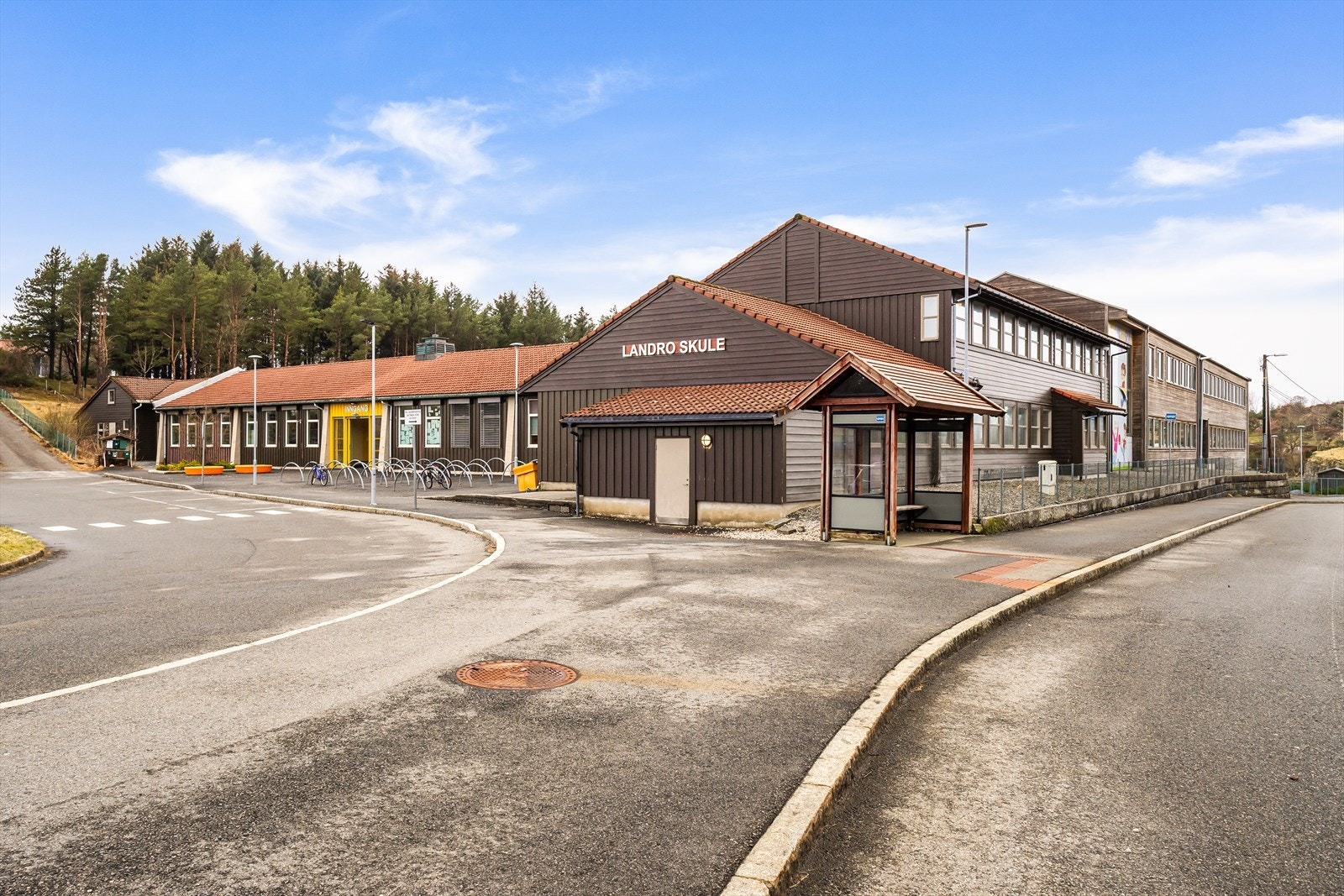 Ca. 500 meter til Lando skule. Galleribilde