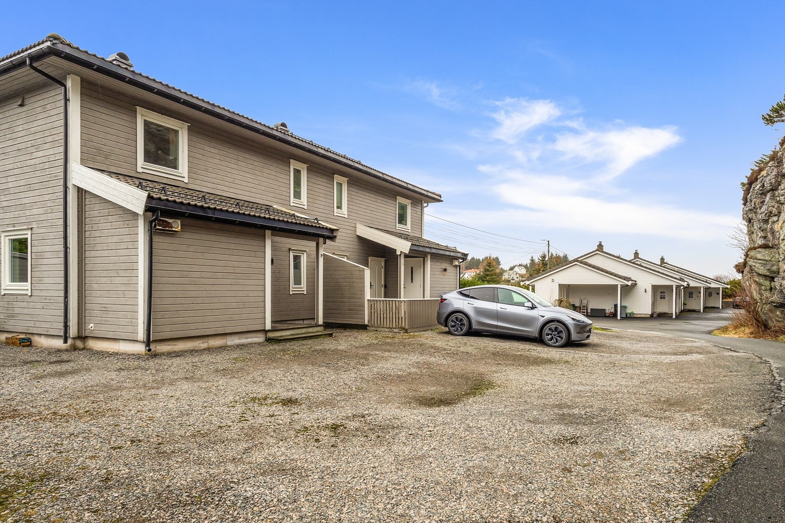 Boligen har god plass til parkering utenfor inngang. Galleribilde