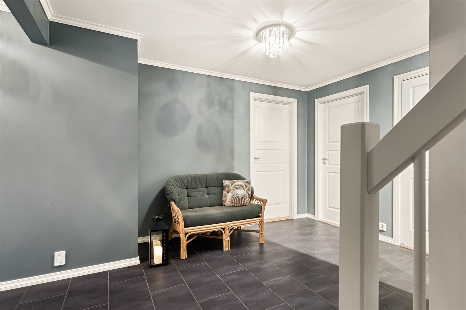 Åpen entré/gang med flislagt gulv med gulvvarme. Galleribilde