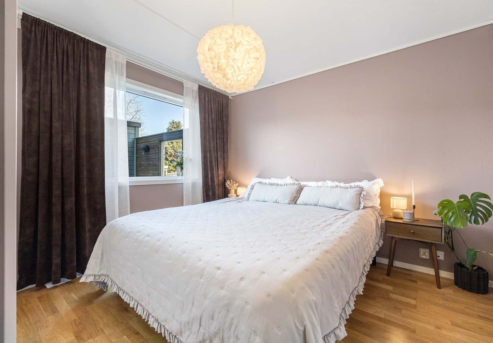 Det er ett lyst og fint soverom med plass til dobbeltseng og skyvedørsgarderobe. Galleribilde