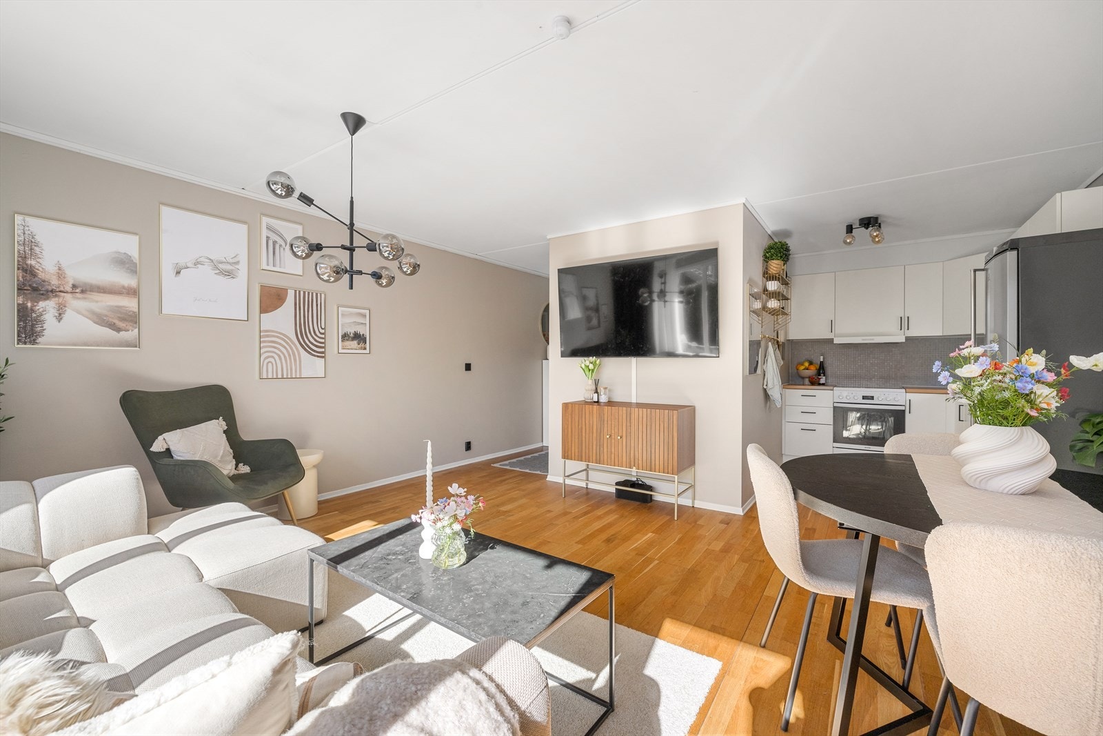 Innvending fremstår leiligheten både lys og moderne med tidløse fargenyanser i alle rom. Galleribilde