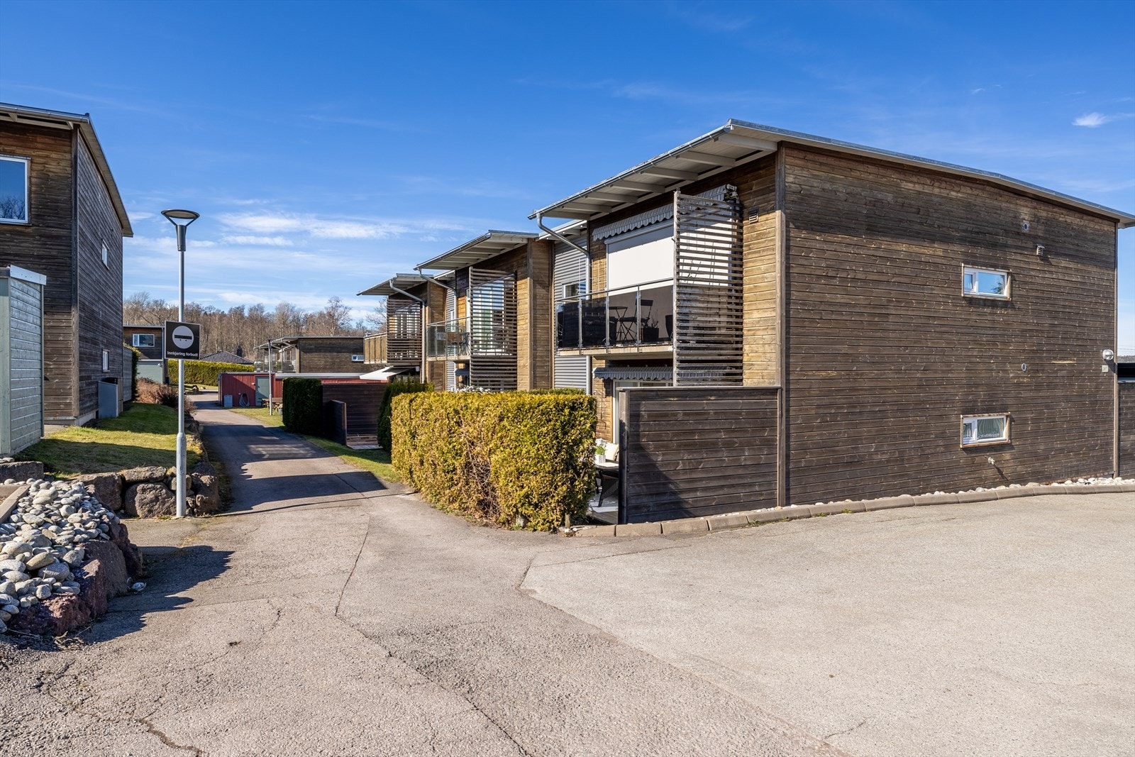 Pent opparbeidet fellestomt med blant annet flotte gressplener, lekeplass og asfalterte internveier. Det er felles grønt uteareal i borettslaget. I tillegg er det benk og liten uteplass ved postkassene. Galleribilde