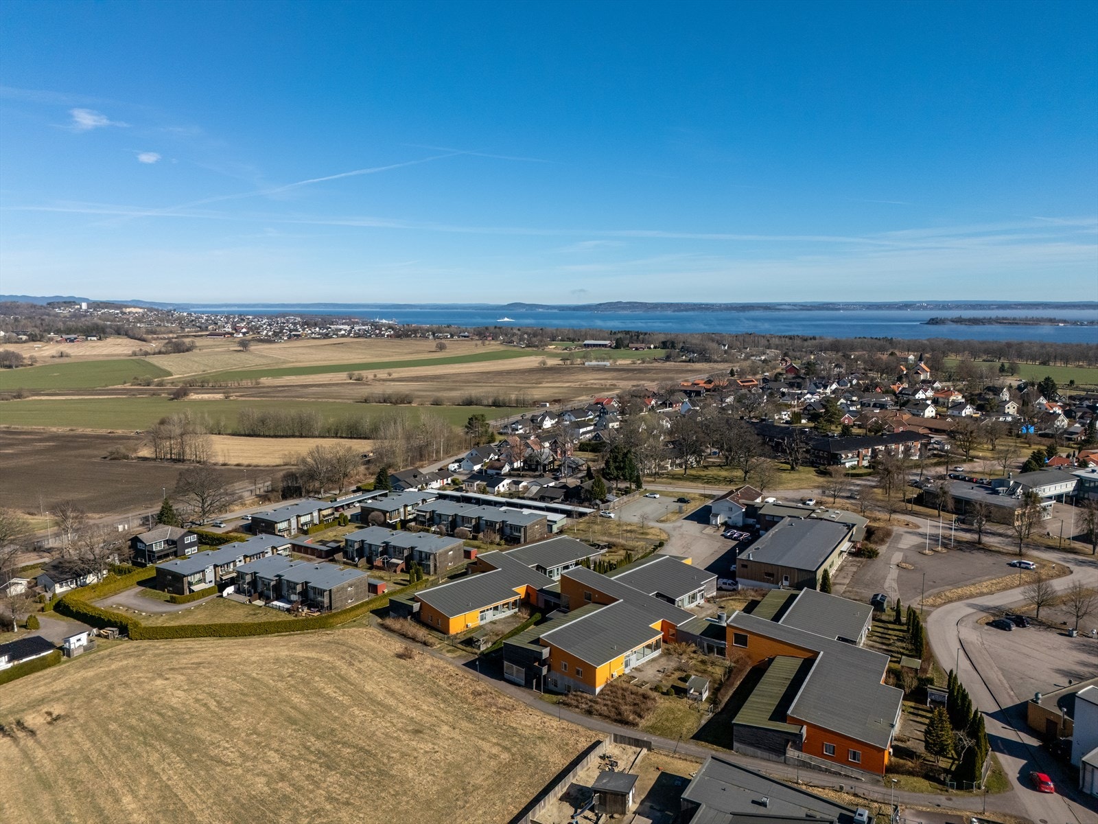 Horten sentrum med flere kjøpesentre (Linden Park, Sjøsiden og Vektergården) nåes på få minutter i bilen, eller med buss. Galleribilde