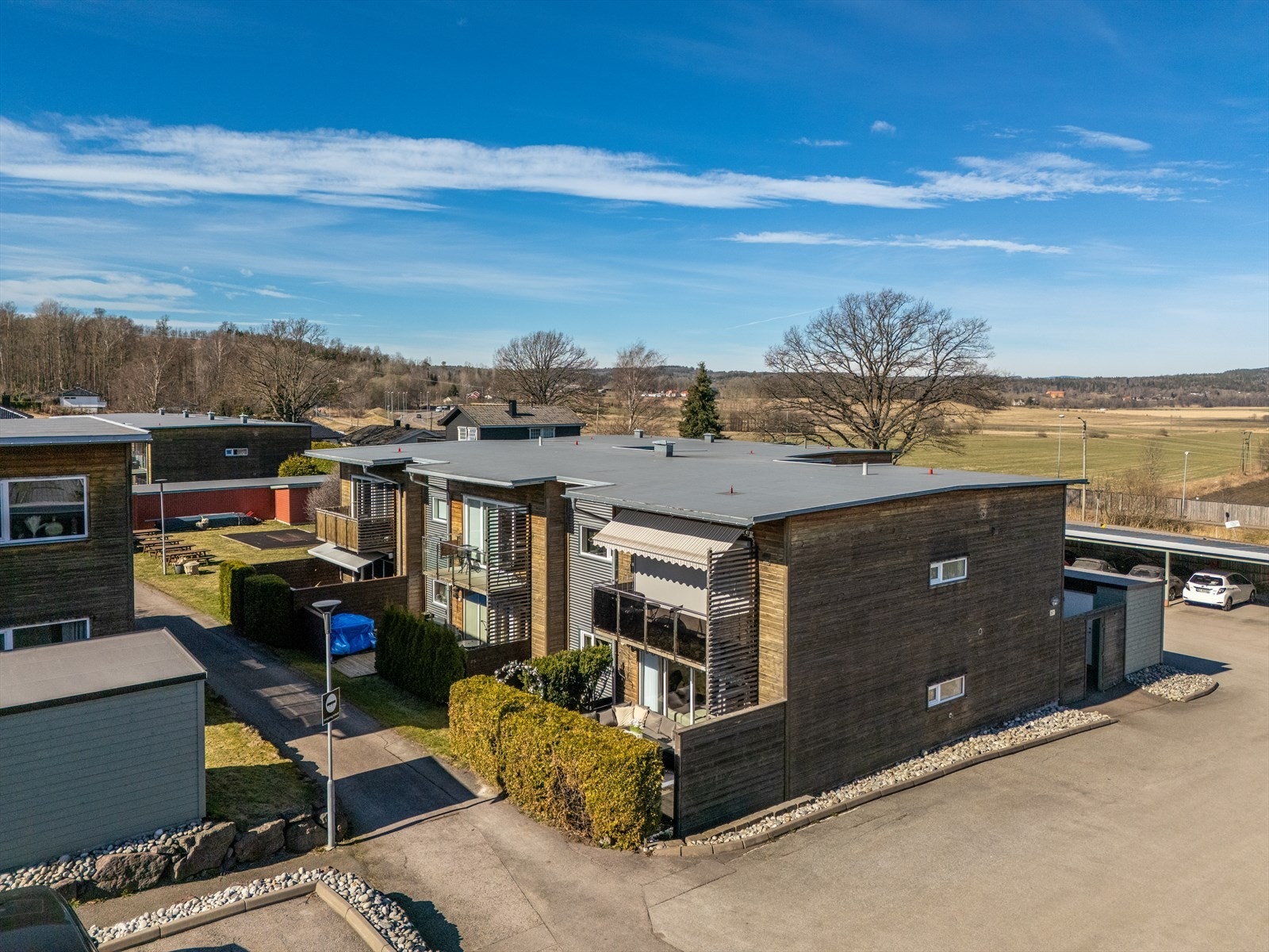 Her er det gangavstand til både dagligvareforretning (KIWI), offentlig kommunikasjon, småbåthavn, badestrand og flotte friområder med gode rekreasjonsmuligheter sommer som vinter. Galleribilde