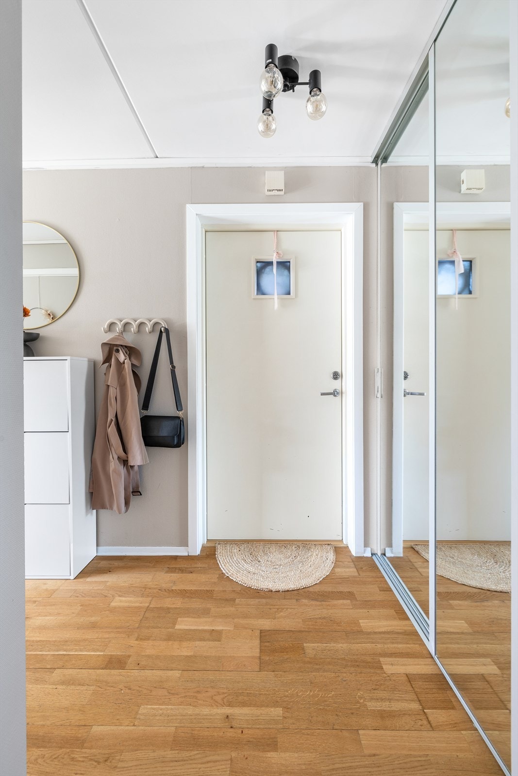 Entreen har stor og praktisk skyvedørsgarderobe som gir rikelig med oppbevaring av diverse klær og sko. Galleribilde