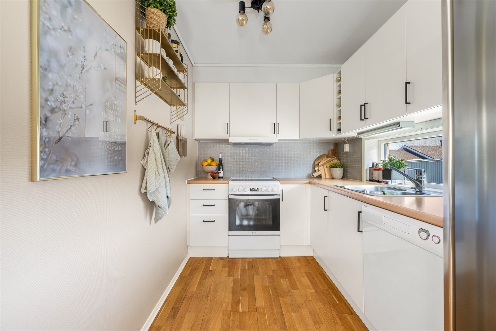 Kjøkkenet har en fin innredning med benkeplate i laminat og godt med skap - og benkeplass. Galleribilde