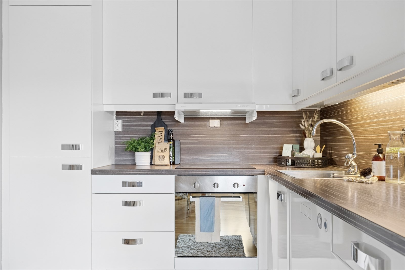 Kjøkkenet har integrert kombiskap, oppvaskmaskin, platetopp, stekeovn og ventilator. Galleribilde