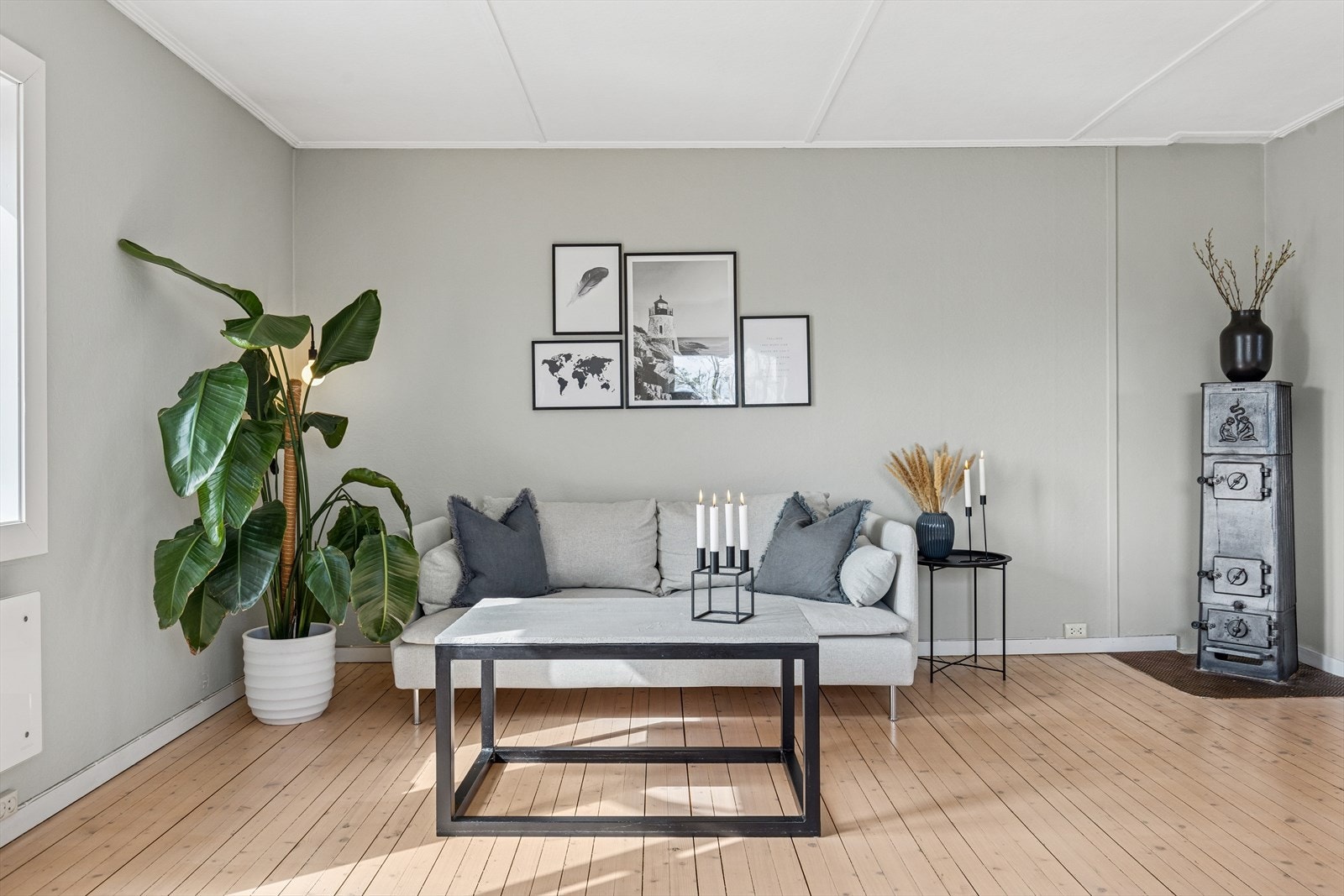 Leiligheten er pent oppusset, med en fin blanding av sjarmerende originale tregulv og slette overflater malt i en dus og moderne fargepalett. Galleribilde