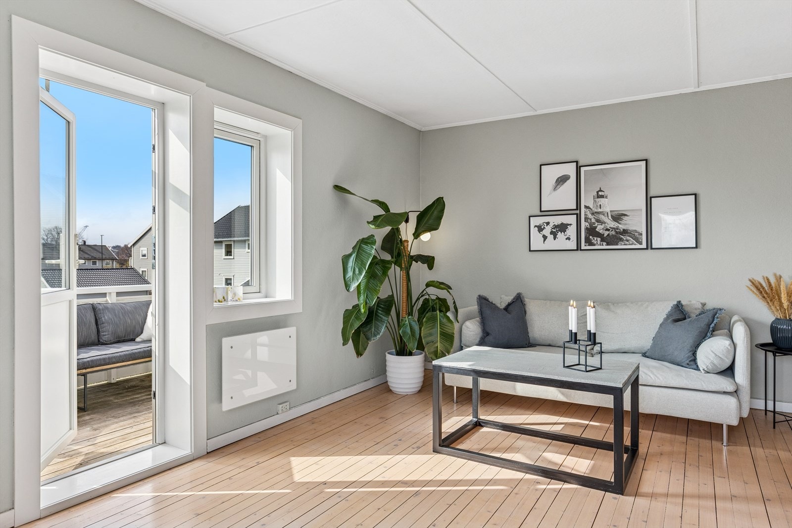 Fra stuen er det utgang til en sørvendt og meget solrik balkong på 5 kvm. Galleribilde