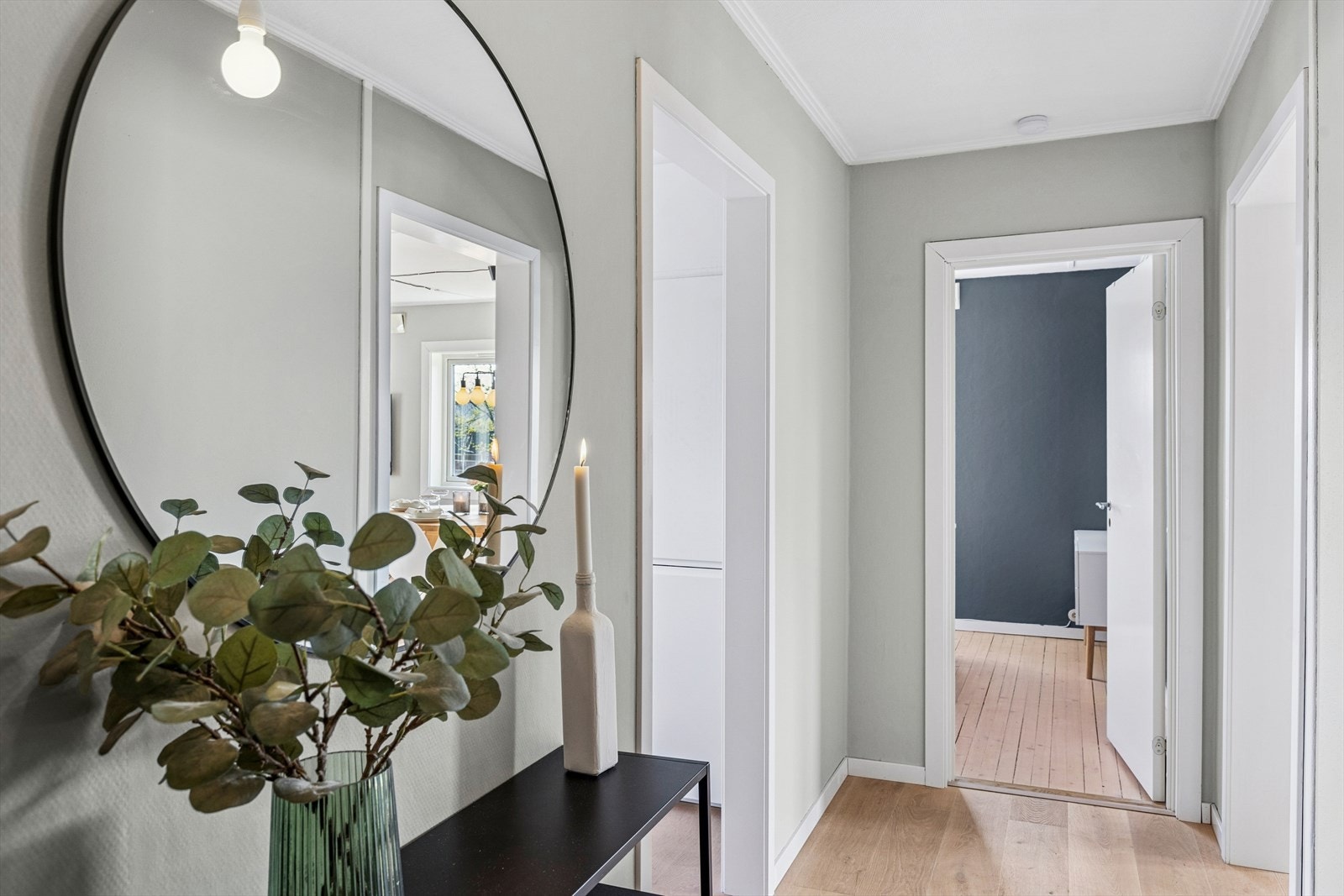 Leiligheten har ett soverom med tilkomst fra gangen. Galleribilde