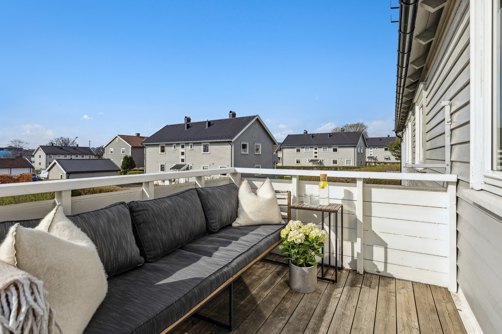 På balkongen har du plass til å møblere med en koselig sittegruppe. Galleribilde