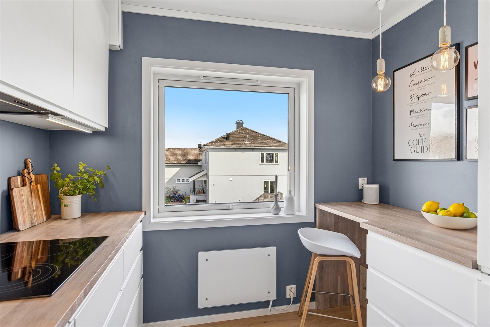 Kjøkkenet er smart utformet med praktisk barløsning/frokostkrok. Galleribilde