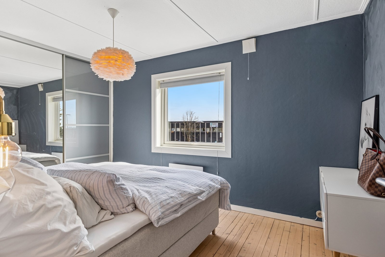 Soverommet er av god størrelse og har plass til dobbeltseng og ekstra kommode i tillegg til skyvedørsgarderoben. Galleribilde