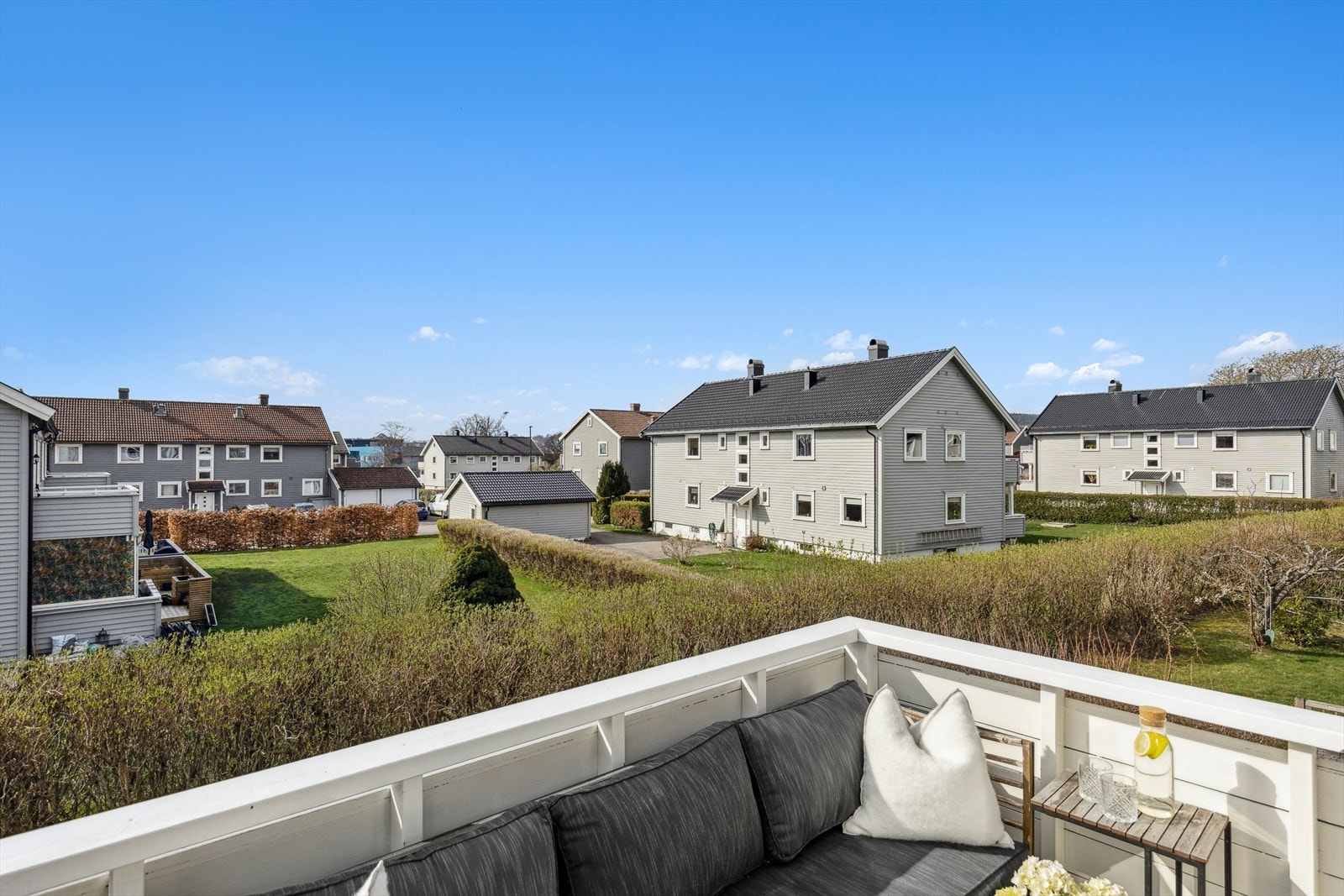 Balkongen oppleves som skjermet og har et hyggelig utsyn mot nabolaget. Galleribilde