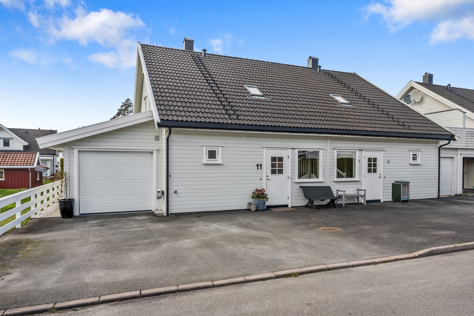 Boligen har en fin plassering innerst i feltet, så godt med parkeringsplass i tillegg til garasjen Galleribilde