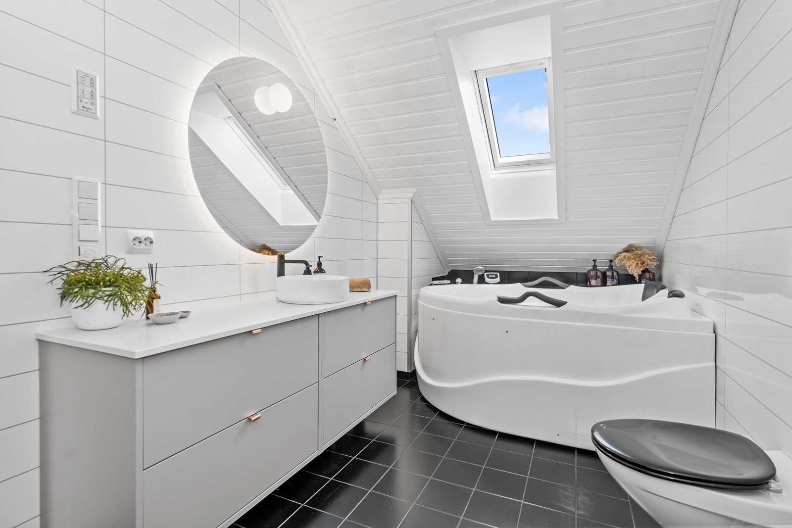 Lyst bad med boblebadekar og dusj Galleribilde