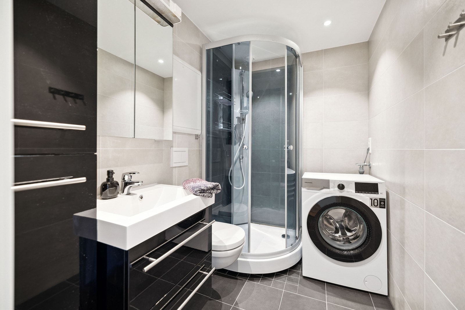 Det flislagte badet ble pusset opp i 2023 i regi av borettslaget. Vannrørene på badet og kjøkkenet ble byttet samtidig. Baderomsinnredning, servant og dusjkabinettet er fra 2014 Galleribilde