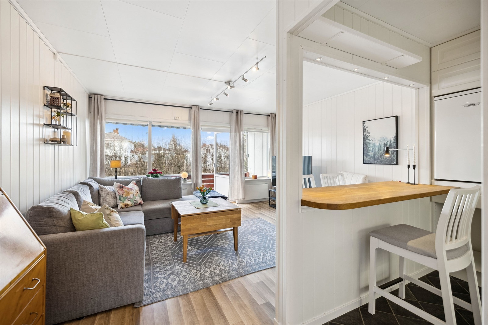 Stue og inngang til kjøkkenet med den fine barløsningen Galleribilde