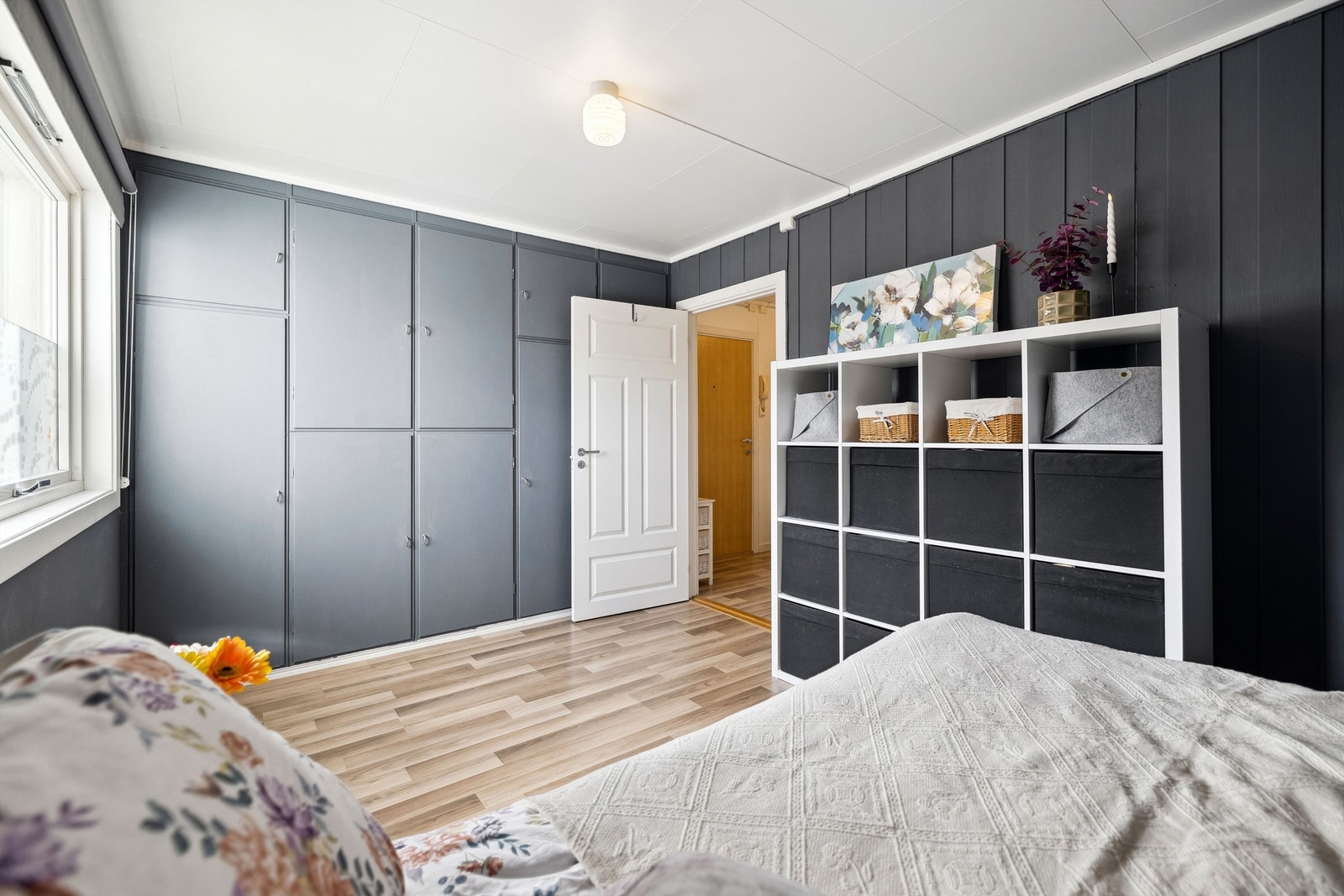 Stort soverom med romslig garderobe Galleribilde