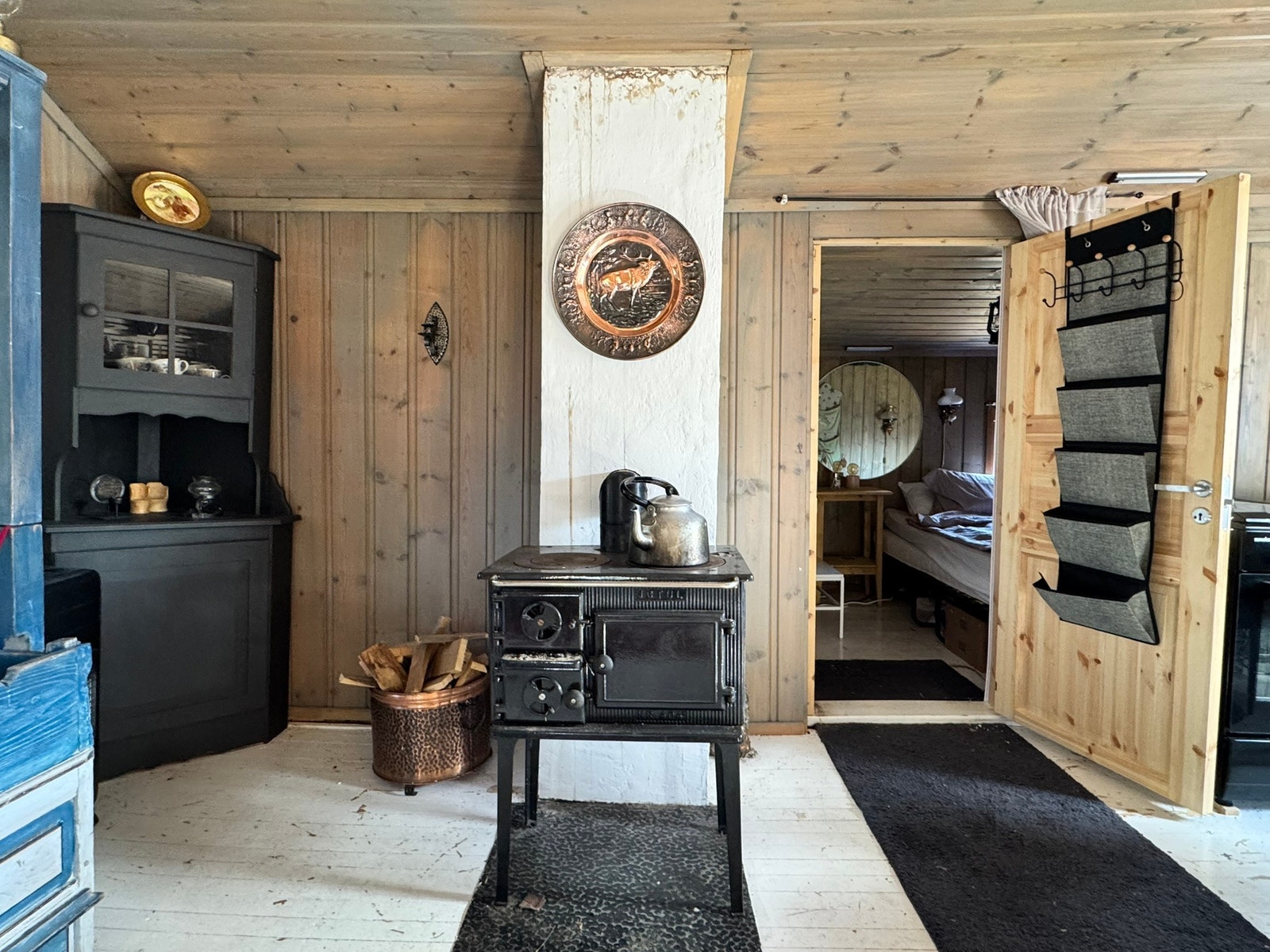 Fra stue/kjøkken inn til todelt rom, innredet som soverom. Galleribilde