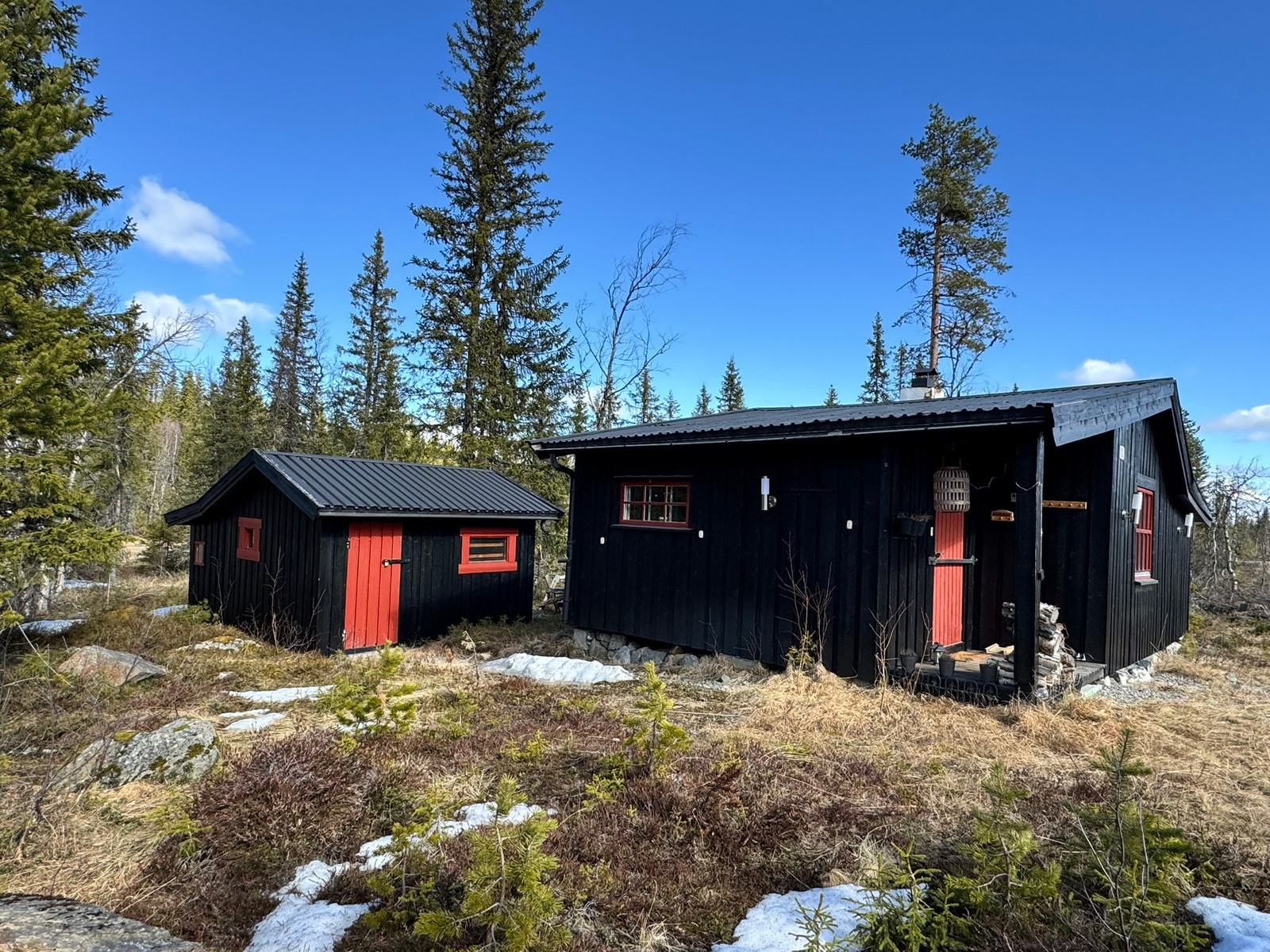 Uthus med bod og utedo Galleribilde