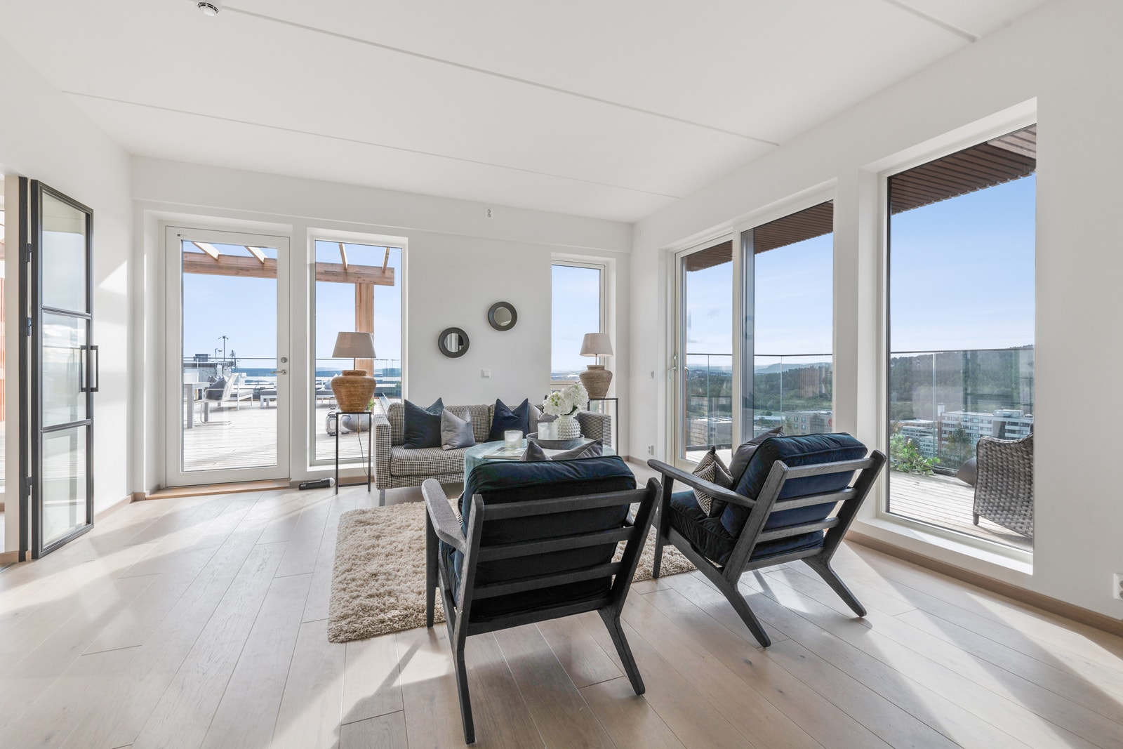 Fra stuen er det utgang til privat takterrasse og to balkonger. Galleribilde