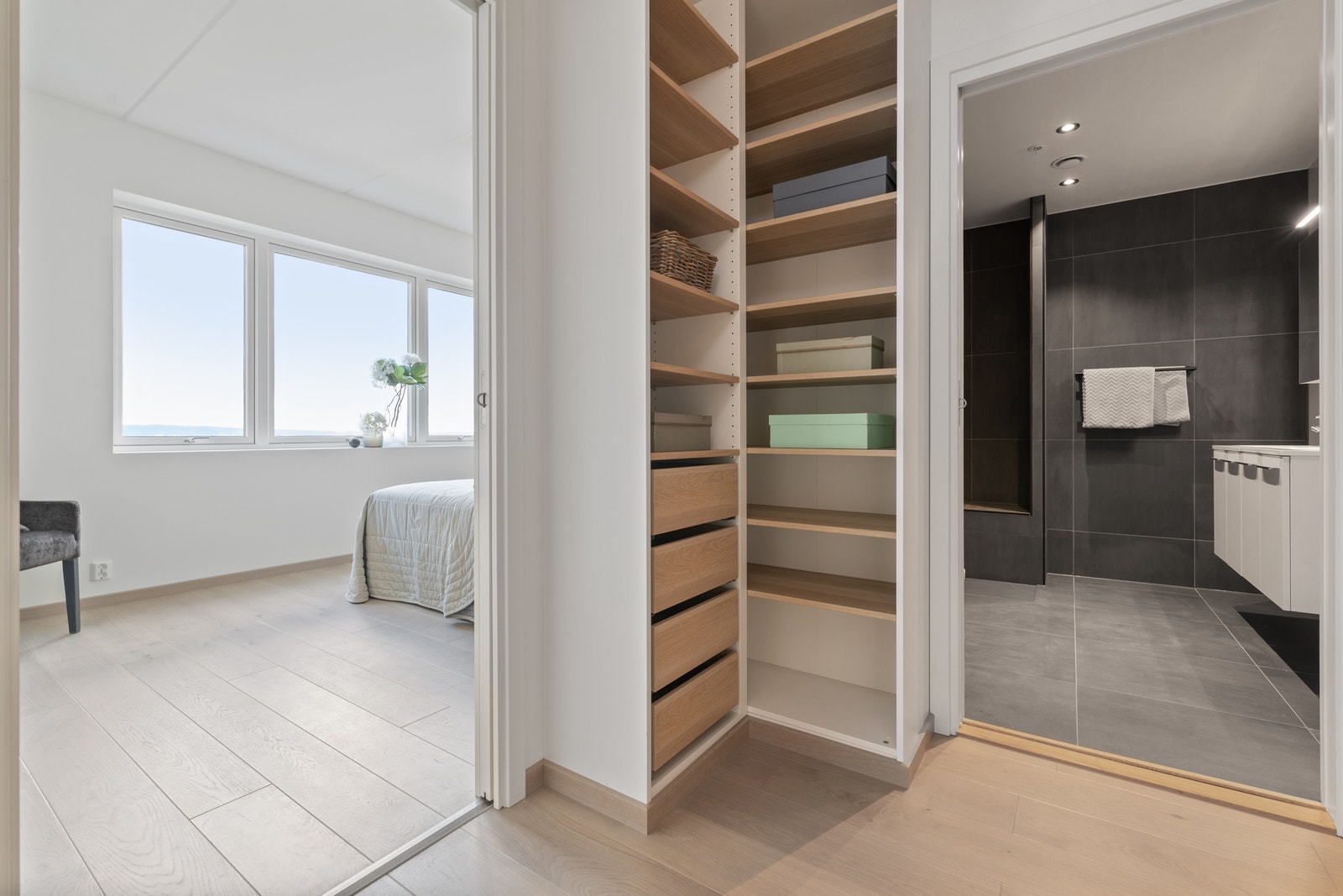 Walk-in closet tilknyttet soverom 2. Her er det satt inn en praktisk garderobeløsning. Galleribilde
