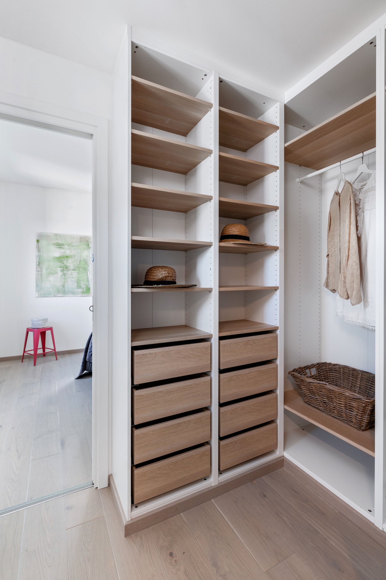 Walk-in closet tilknyttet soverom 3. Galleribilde