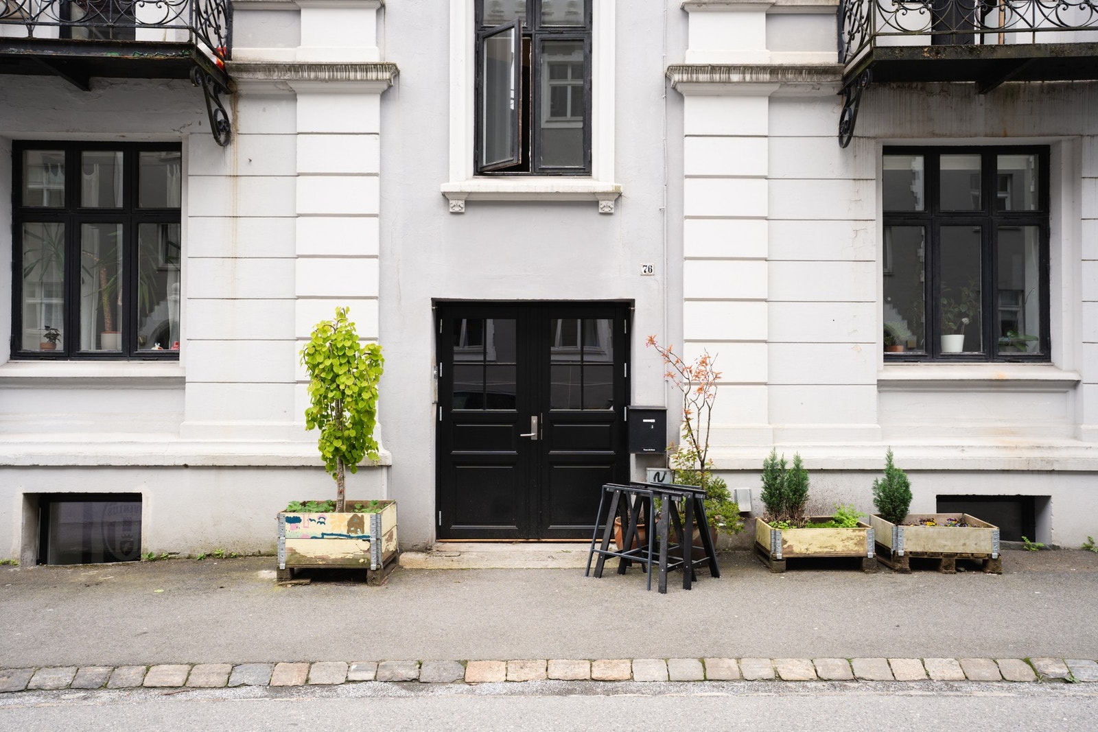Inngangspartiet til leiligheten, som ligger i byggets 5. etasje. Galleribilde
