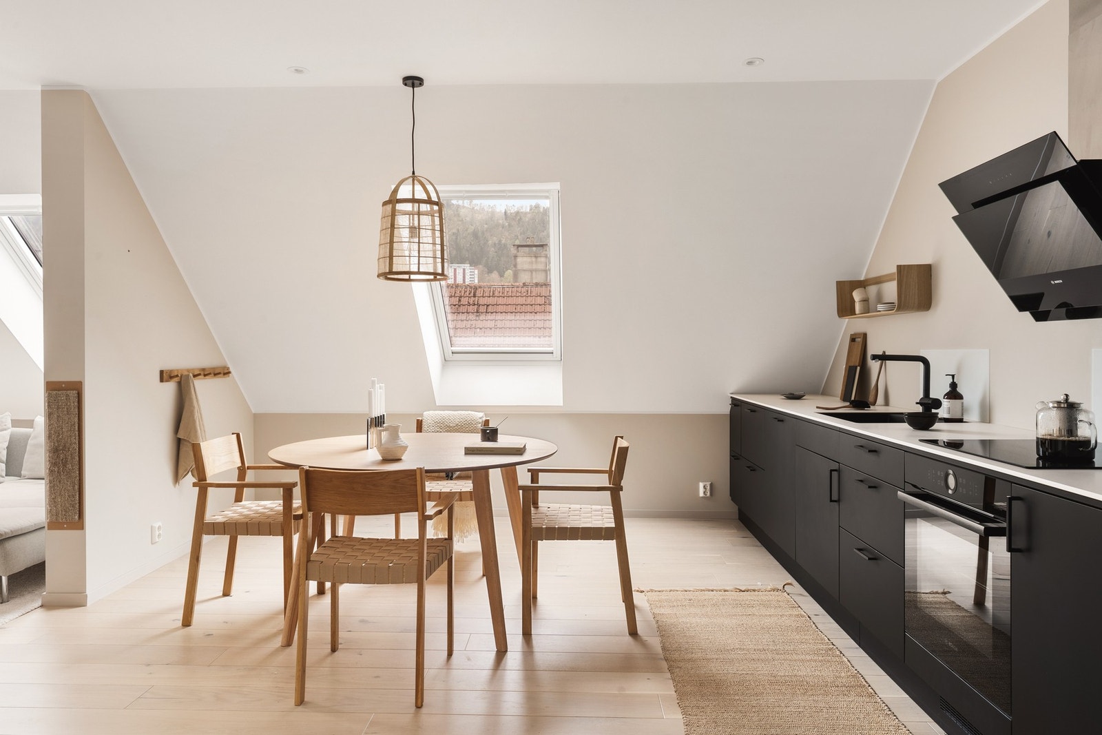 Kjøkkeninnredning består av slette fronter, og laminat benkeplate med underlimt vask av kompositt. Galleribilde