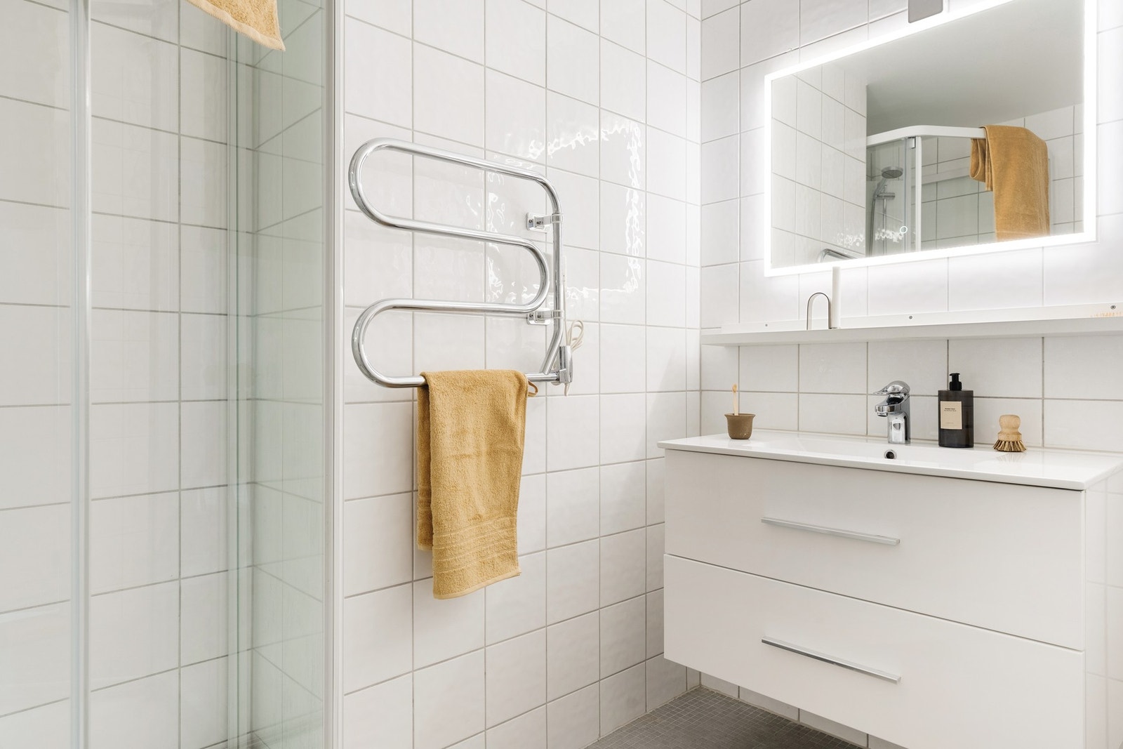 Badet er helfliset og har en slett malt himling. Galleribilde