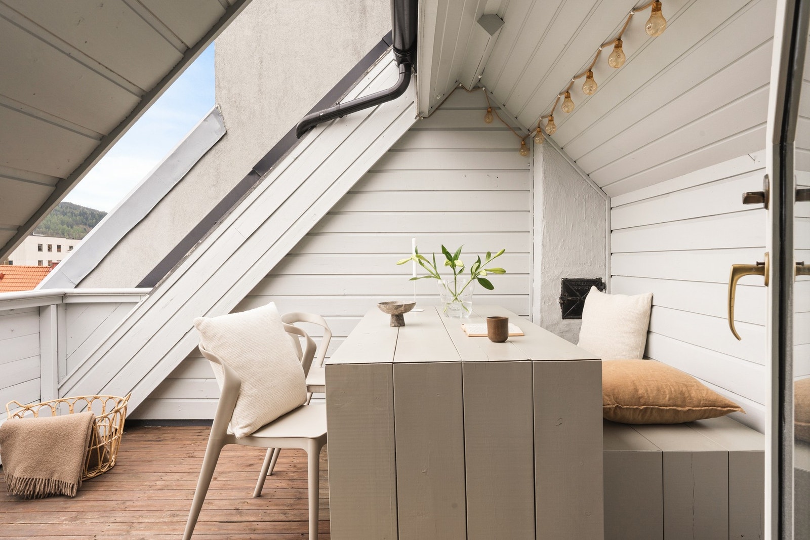 Terrassen har gode solforhold. På varme sommerdager fungerer den som en flott forlengelse av loftet. Galleribilde