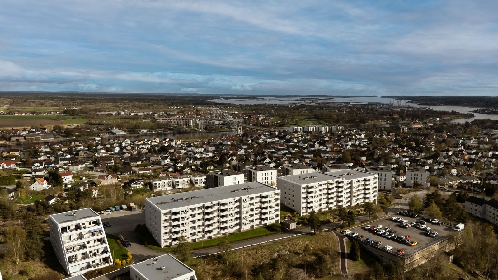 Tomten er fellesareal og har asfaltert adkomst, innkjørsel og gressplen og gårdsplass. Galleribilde