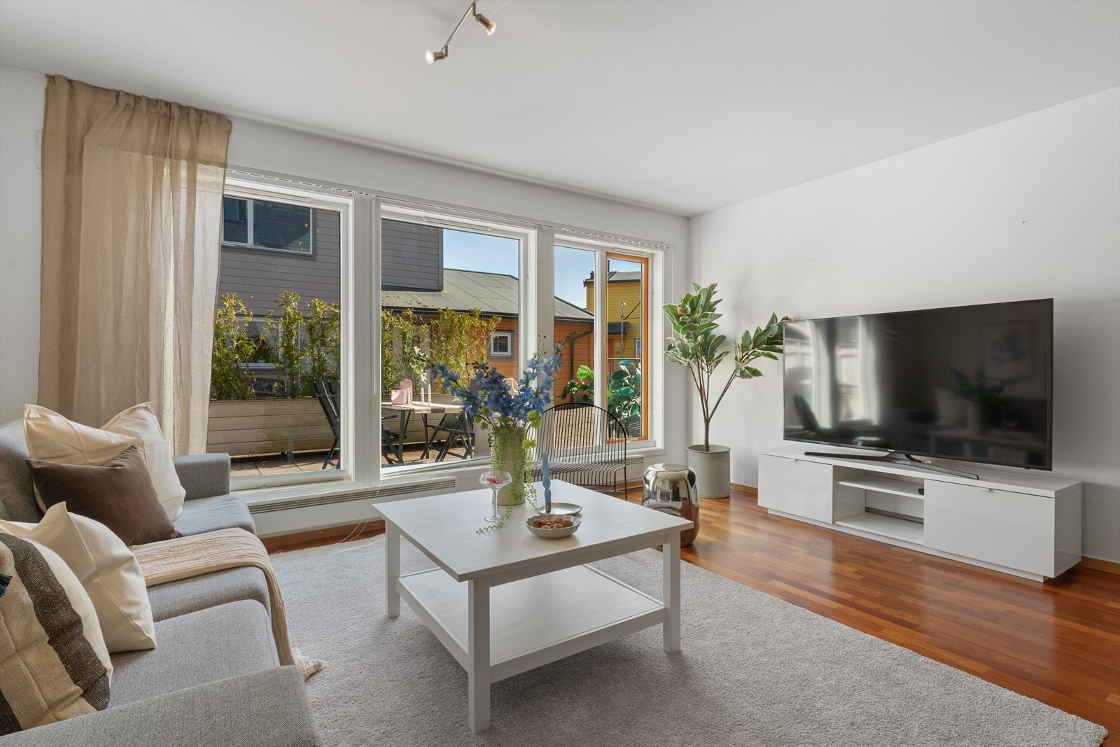 - Leiligheten har et BRA-i på 70m² og inneholder entré, gang, stue/kjøkken, soverom, bad og vaskerom - Galleribilde