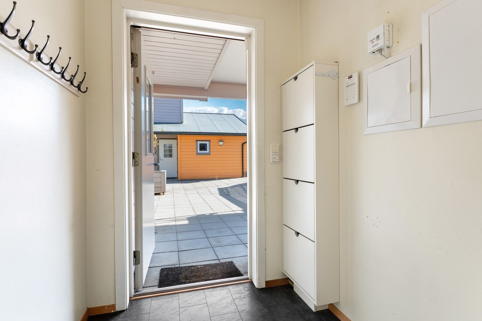 - I entréen er det plass til oppheng av yttertøy og sko - Galleribilde