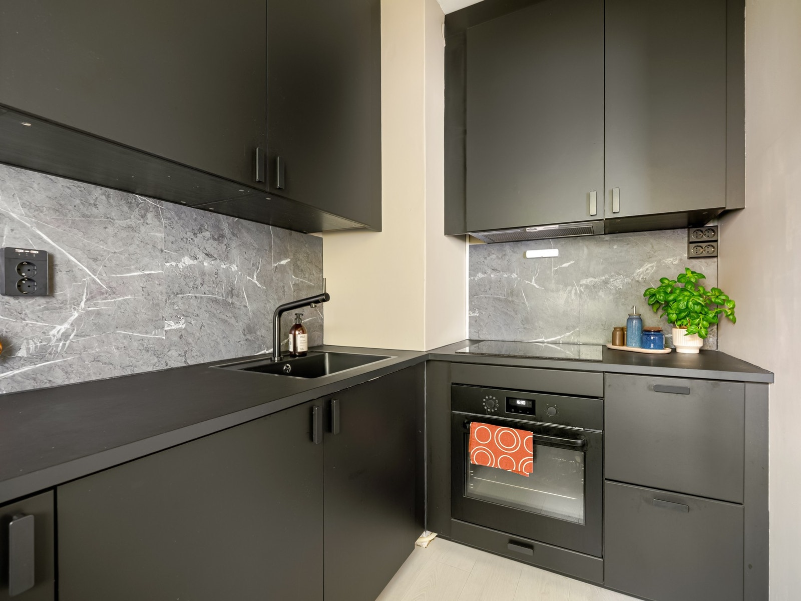 Det er verdt å nevne at det ble montert waterguard og ny varmtvannsbereder av rørlegger i november 2022. Galleribilde