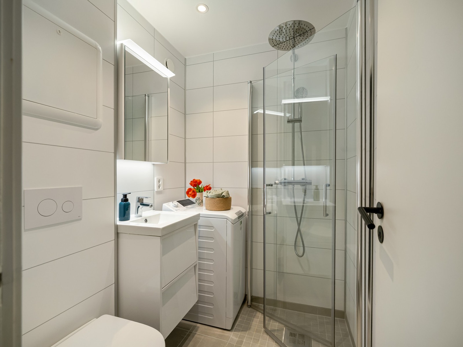 Badet er pent flislagt og ble totalrenovert av fagfolk i 2022. Dokumentasjon på arbeidene foreligger. Galleribilde