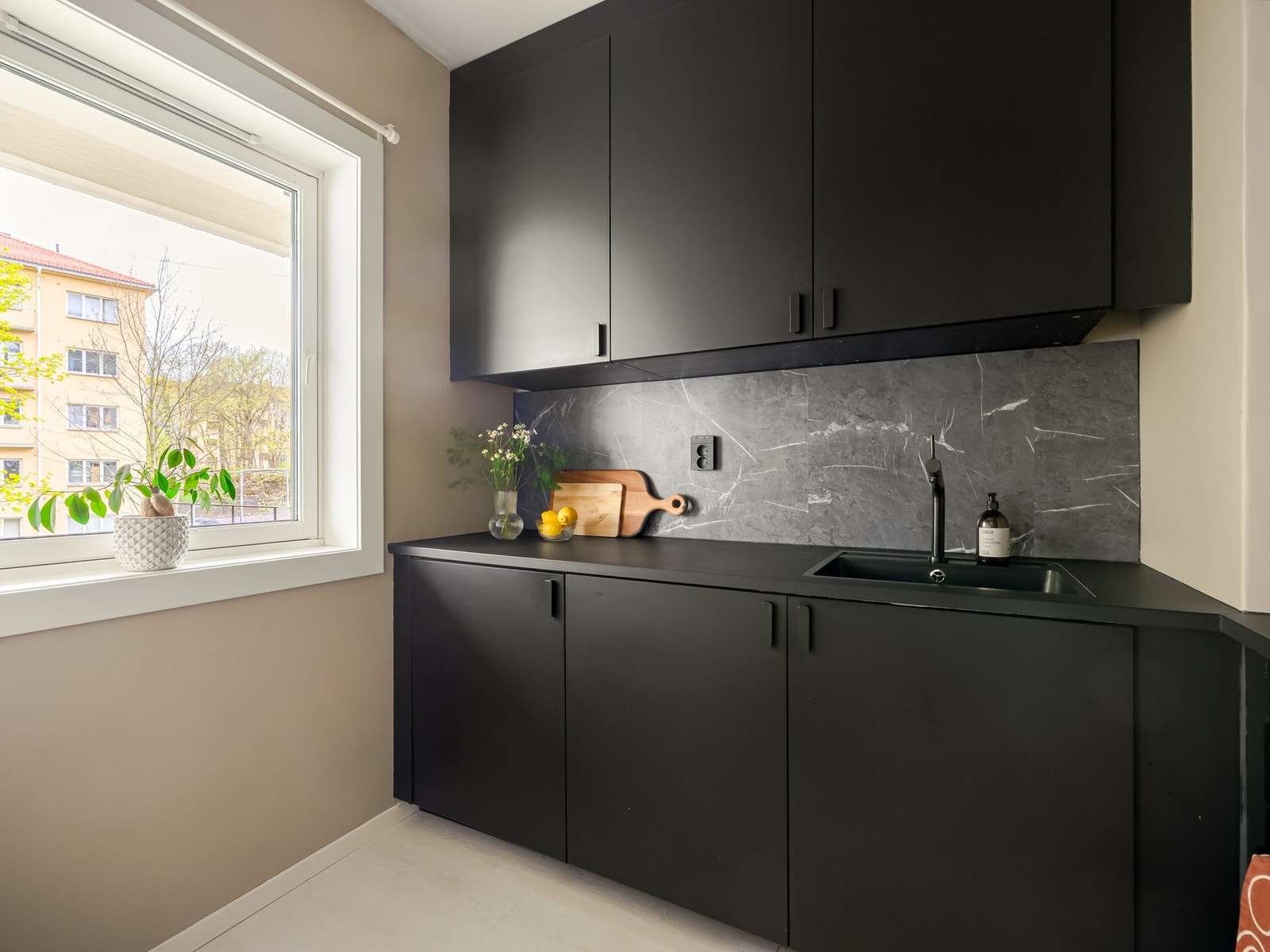 Her er det godt med benkeplass og medfølgende hvitevarer som stekeovn, koketopp, ventilator og kjøleskap under benk. Praktisk med vindu for god lufting. Galleribilde